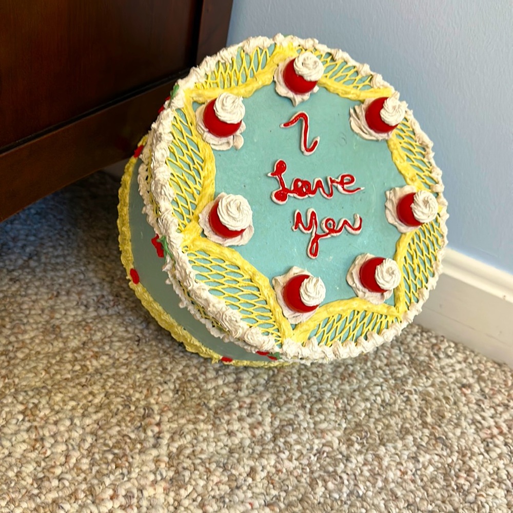 “I løve You” cake sculpture